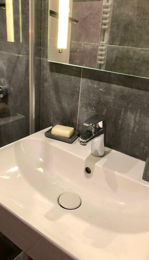Appartement Versailles Quartier Notre Dame Au Pied Du Chateau Avec Parking Versalhes Exterior foto