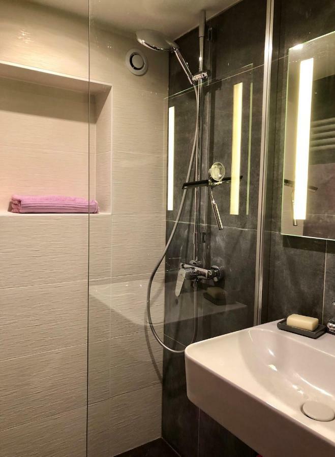 Appartement Versailles Quartier Notre Dame Au Pied Du Chateau Avec Parking Versalhes Exterior foto